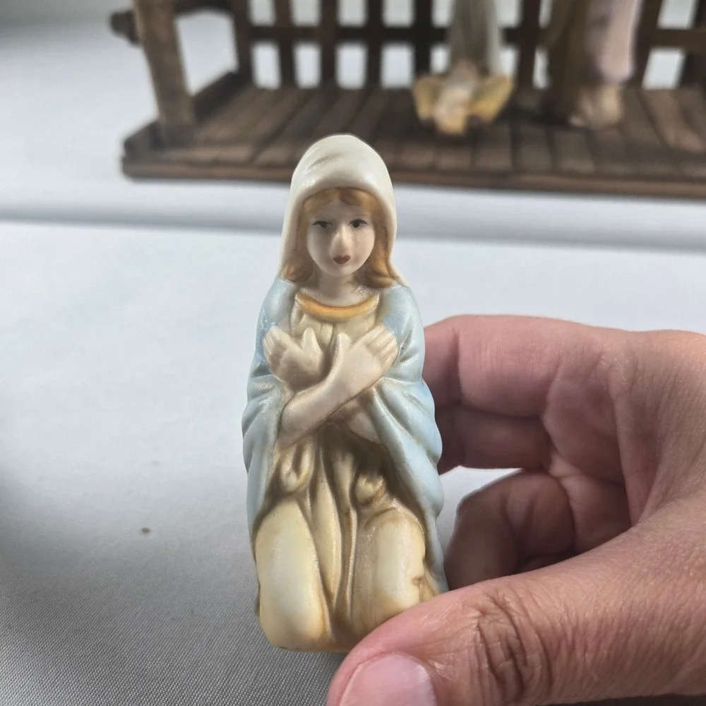 Vintage Nativity Set Wood Stable 11 Figures and Manger Creche Christmas w/ Box